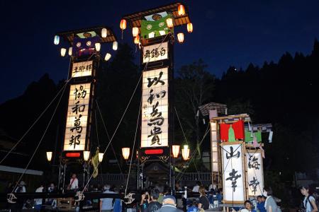 石川県七尾市の「能登島向田の火祭」で並んだ巨大な灯籠「キリコ」＝２７日夜