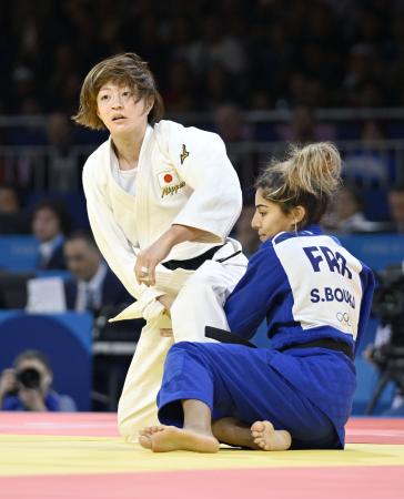 準々決勝でフランス選手（右）に一本勝ちした女子４８キロ級の角田夏実＝パリ（共同）