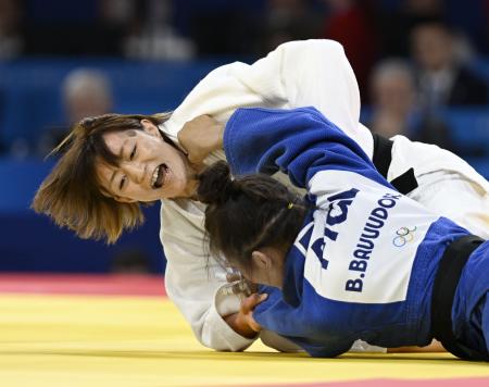 　女子４８キロ級決勝　モンゴル選手と対戦する角田夏実＝パリ（共同）