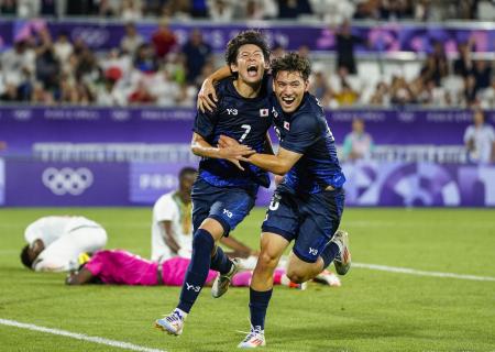 　日本―マリ　後半、先制ゴールを決め、駆け出す山本（左）＝ボルドー（共同）