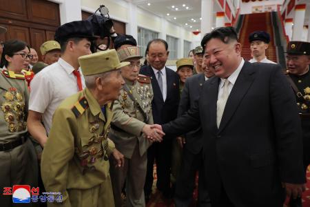 　朝鮮戦争休戦から７１年を迎え、退役軍人らをねぎらう北朝鮮の金正恩朝鮮労働党総書記（手前右）＝２７日、平壌（朝鮮中央通信＝共同）