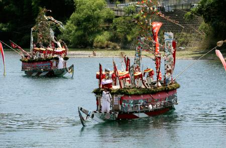 和歌山県の串本、古座川両町を流れる古座川で行われた「河内祭」の水上渡御＝２８日午後