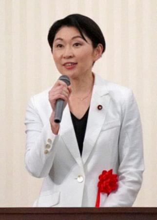 福井市で開かれた自民党会合で発言する小渕選対委員長＝２８日