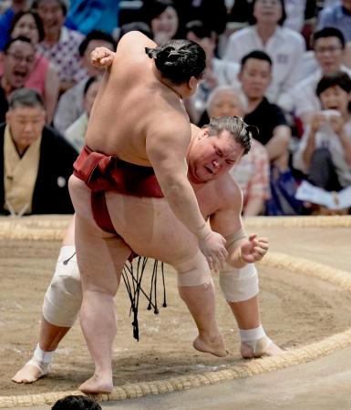 優勝決定戦　照ノ富士（奥）が寄り切りで隆の勝を下す＝ドルフィンズアリーナ