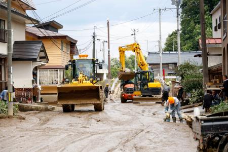 山形県戸沢村の道路を覆う泥＝２８日午後