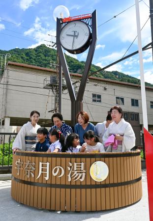 宇奈月温泉に完成した「百年時計」＝２９日午前、富山県黒部市