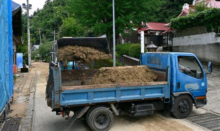 山形県鮭川村の川口地区で行われた土砂の搬出作業＝２９日午前