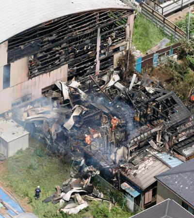 　千葉県我孫子市の建物火災現場。隣接する市立湖北小の体育館（奥）に延焼した＝２９日午後０時５８分（共同通信社ヘリから）