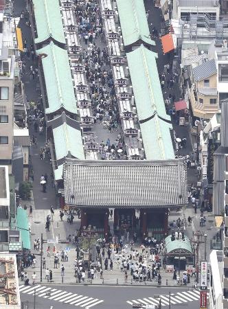 多くの人でにぎわう浅草寺の雷門＝６月、東京都台東区