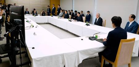 　首相官邸で開かれた経済財政諮問会議＝２９日午後