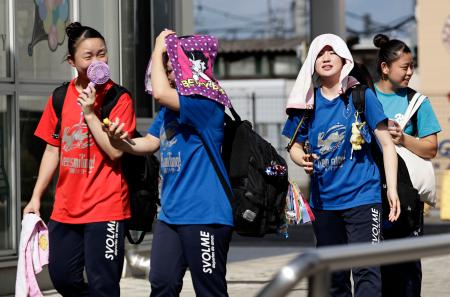 　４１・０度を記録した栃木県佐野市内を歩く人たち＝２９日午後