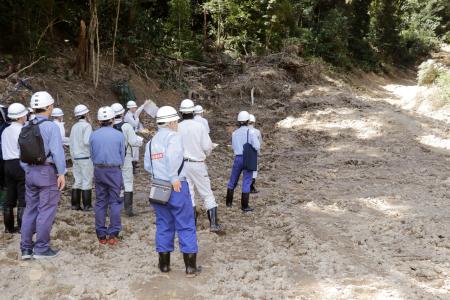 　土砂崩れ現場を視察する土砂災害対策技術検討委員会の委員ら＝２９日午前、松山市（代表撮影）