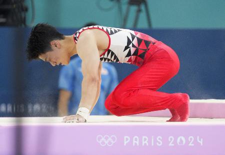 　男子予選　鉄棒の着地に失敗した橋本大輝＝２７日、パリ（共同）