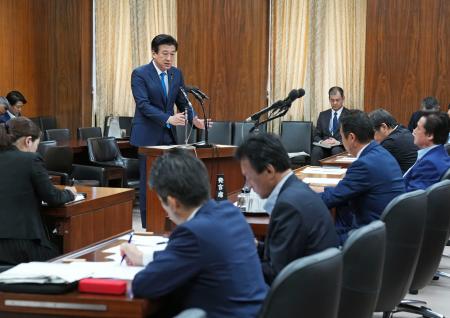 衆院安全保障委の閉会中審査で、答弁する木原防衛相（奥）＝３０日午前