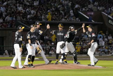 楽天に勝利し、タッチを交わすソフトバンクナイン＝楽天モバイルパーク