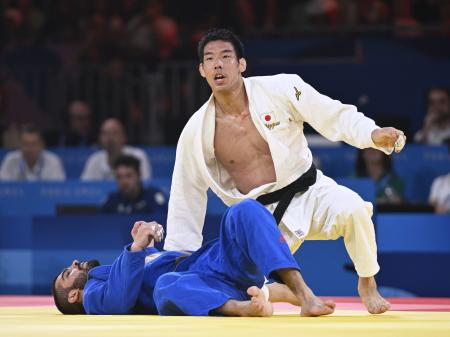 男子８１キロ級決勝　ジョージア選手（左）に一本勝ちした永瀬貴規＝パリ（共同）