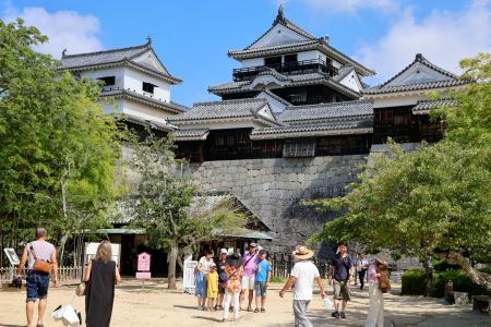 　天守への入場が再開された松山城＝３１日午前、松山市