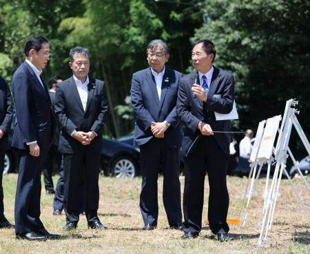 ＪＲ東海の宇野護副会長（右端）からリニア中央新幹線工事について説明を受ける岸田首相（左端）＝３１日午前、三重県亀山市（代表撮影）