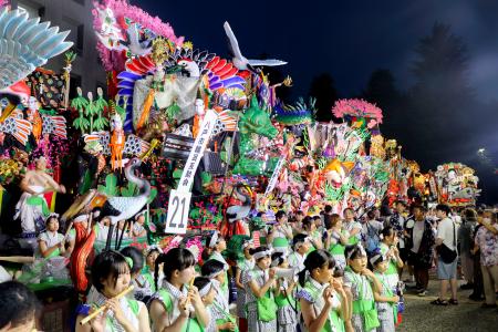 八戸三社大祭が始まり、前夜祭でお披露目された豪華な山車＝３１日夕、青森県八戸市