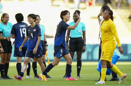 　ナイジェリアに勝利し、準々決勝進出を決め、タッチを交わす熊谷（中央）ら女子日本代表＝ナント（共同）