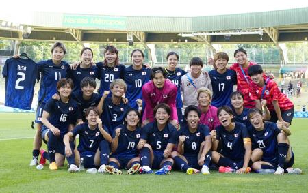 　ナイジェリアに勝利し準々決勝進出を決め、写真に納まる女子日本代表＝ナント（共同）