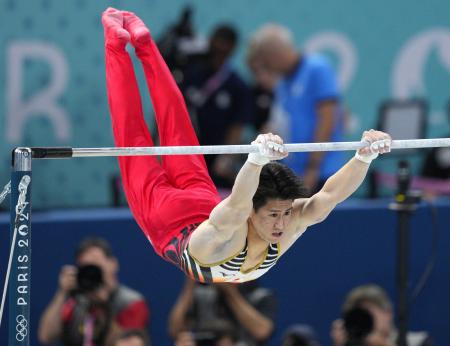 　男子個人総合決勝　橋本大輝の鉄棒＝パリ（共同）