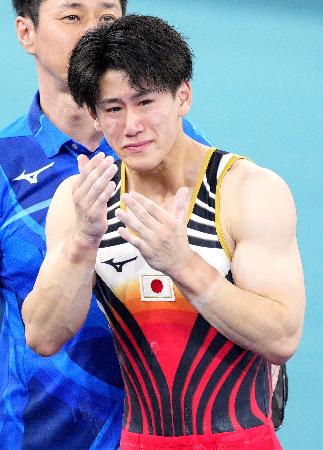 　男子個人総合決勝を終え、涙を流す橋本大輝＝パリ（共同）