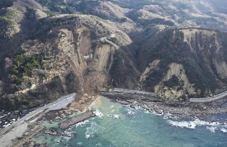 能登半島地震による土砂崩れで寸断された石川県珠洲市の国道２４９号＝１月