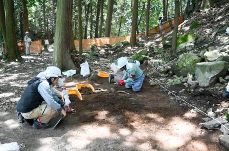 滋賀県の安土城跡で行われた発掘調査＝１日午前