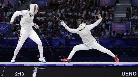 　女子フルーレ団体３位決定戦　カナダ選手（左）からポイントを奪う上野優佳＝パリ（共同）