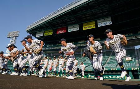 　夏の大会では５年ぶりとなる甲子園練習で、グラウンドに駆け出す白樺学園ナイン