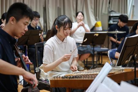 東京朝鮮中高級学校の民族管弦楽部員ら＝７月２２日