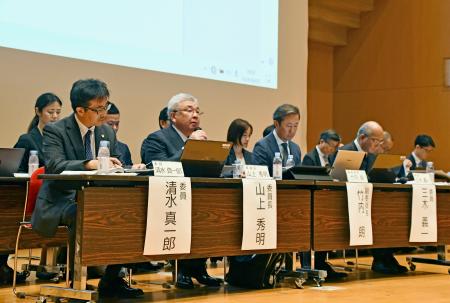 東京女子医大や同窓会組織の一般社団法人「至誠会」での不透明な資金の動きなどに関し、調査報告書を公表する第三者委員会のメンバーら＝２日午後、東京都内