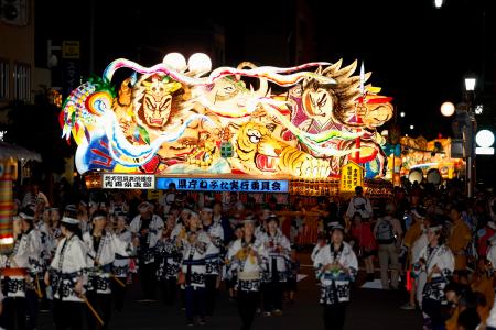 青森市で始まった「青森ねぶた祭」＝２日夜