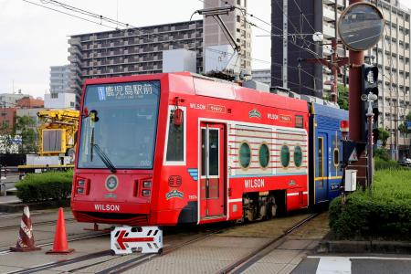 脱線した鹿児島市交通局の路面電車＝３日午後５時５分ごろ、鹿児島市