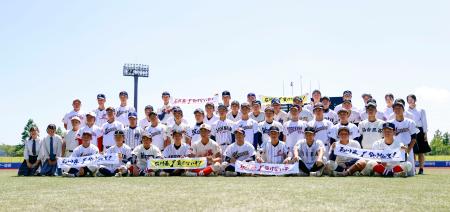 交流試合を終え、記念写真に納まる石川県奥能登地域の高校野球部員と宮城県の高校選抜チームのメンバーら＝３日午後、宮城県石巻市