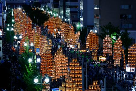 秋田市で始まった「竿灯まつり」。黄金色の竿灯が、街を照らした＝３日夕