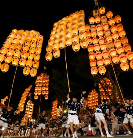 　秋田市で始まった「竿灯まつり」＝３日夜