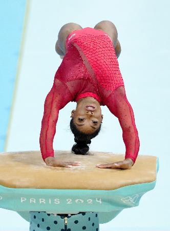 女子種目別跳馬決勝　演技する米国のバイルス＝パリ（共同）