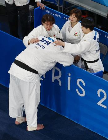 混合団体決勝　代表戦で敗れた斉藤立（手前）に声をかける高市未来（奥左）ら＝パリ（共同）