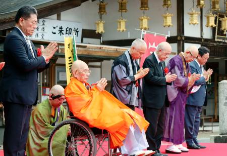 　比叡山延暦寺で開かれた「世界平和祈りの集い」で黙とうする大樹孝啓天台座主（左から３人目）ら＝４日午後、大津市