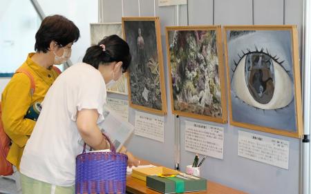 被爆者の体験を元に制作された絵画の展示会＝４日午後、福岡市