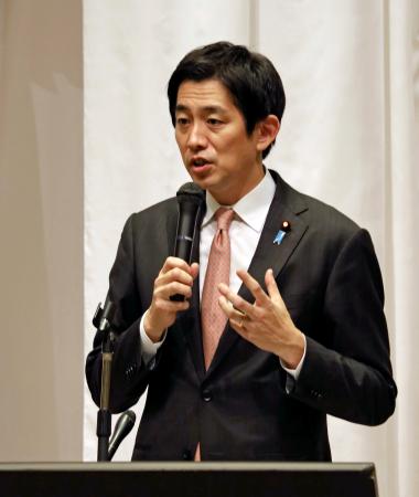 岐阜市の自民党会合で講演する小林鷹之前経済安保相＝４日午後、岐阜市