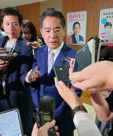 　記者団の取材に応じる自民党東京都連の井上信治新会長＝５日午後、東京・永田町の党本部