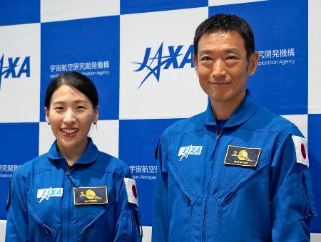 訓練後に取材に応じる宇宙飛行士候補の米田あゆさん（左）と諏訪理さん＝５日午後、東京都大田区