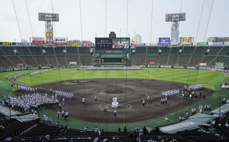 　甲子園球場で行われた第１０６回全国高校野球選手権大会の開会式リハーサル＝６日