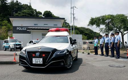 和歌山県太地町の現地警戒所から巡回に出発するパトカー＝６日午後