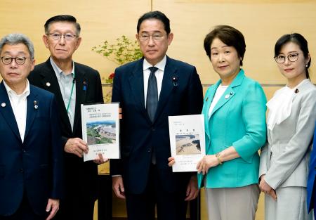 秋田県の佐竹敬久知事（左から２人目）と山形県の吉村美栄子知事（右から２人目）から要望書を受け取る岸田首相（中央）＝６日午後、首相官邸