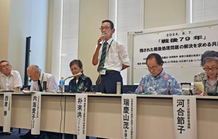 記者会見する「同進会」の朴來洪会長（右から３人目）ら＝７日午後、東京都内