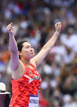 　女子やり投げ予選で、１投目に６２メートル５８をマークし喜ぶ北口榛花。決勝進出を決めた＝パリ郊外（共同）